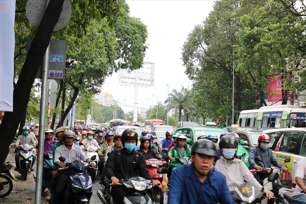 Đường Đinh Bộ Lĩnh trước bến xe Miền Đông kẹt cứng xe cộ.