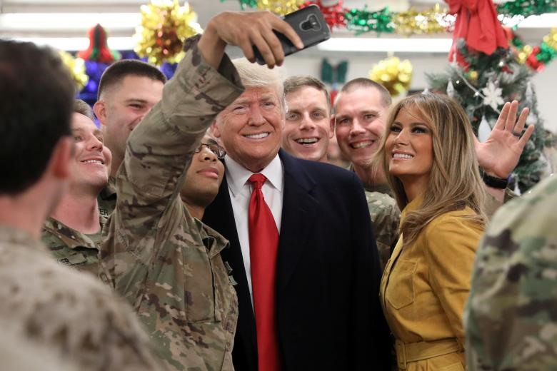 Tổng thống Donald Trump và đệ nhất phu nhân Melania Trump chụp hình với các nhân viên quân sự tại căn cứ không quân Al Asad, Iraq ngày 26.12.2018.
