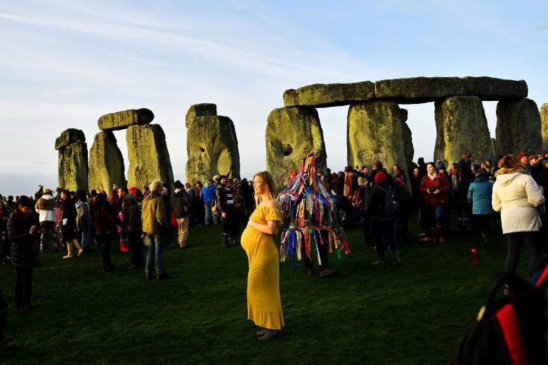 Ann Bloom, đến từ Canada, cùng với hàng trăm người khác đã đến vòng tròn đá Stonehenge, Anh để chào đón trong ngày đông chí