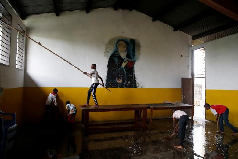 Các cậu bé giúp dọn dẹp nhà thờ Saint Benoit để chuẩn bị cho lễ Giáng sinh, tại Kinshasa, Cộng hòa Dân chủ Congo.