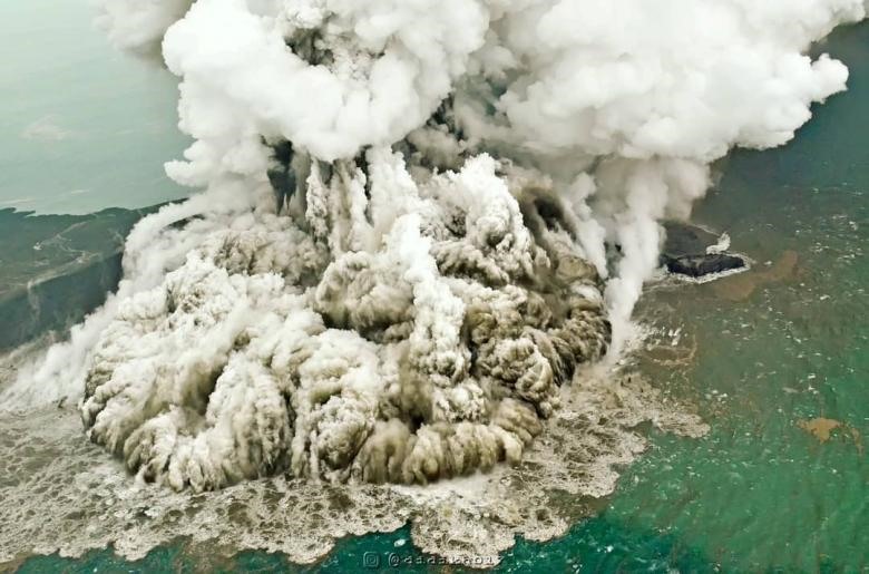 Một đám tro bụi bốc lên khi núi lửa Anak Krakatau ở Indonesia phun trào.