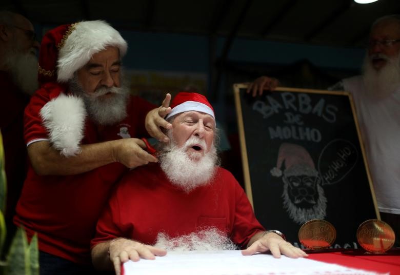Ông Saymon Claus, học sinh của một trường học ở Santa Claus, đã cắt râu trong một nghi lễ có tên là “Barbas de Molho” để đánh dấu sự kết thúc của mùa Giáng sinh, tại Rio de Janeiro, Brazil.