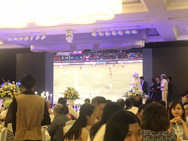 Hôn trường biến thành nơi xem bóng đá tập thể