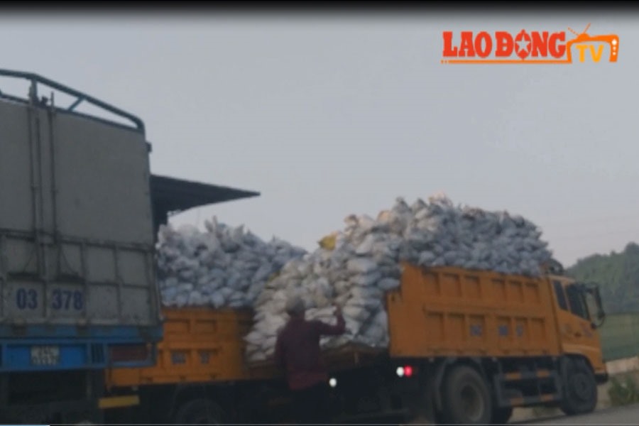 Xe chất đầy quặng chuẩn bị di chuyển trong đường dây xuất lậu quặng qua biên giới ở Lào Cai. Ảnh: CTV