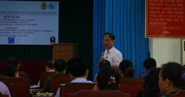 Đại diện Chi nhánh Điện TP. Vĩnh Yên hướng dẫn hồ sơ thủ tục cung cấp điện. Ảnh: Phạm Duẩn