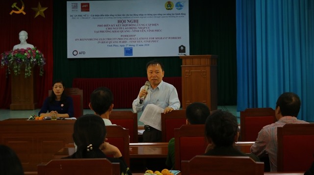 Đại diện Sở Công thương tỉnh Vĩnh Phúc giải thích chính sách ưu đãi về giá điện theo thông tư 25/2018/TT-BCT của Bộ Công thương. Ảnh: Phạm Duẩn