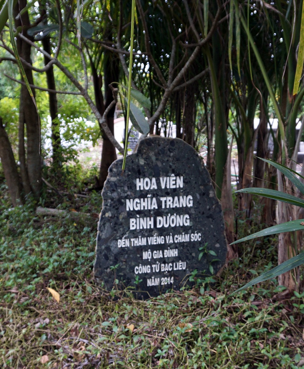 Năm 2014, Hoa viên nghĩa trang Bình Dương đến dọn dẹp trồng hoa. Tuy nhiên được một thời gian do gia đình thiếu chăm sóc nên khu mộ trông không được đẹp (ảnh Nhật Hồ)