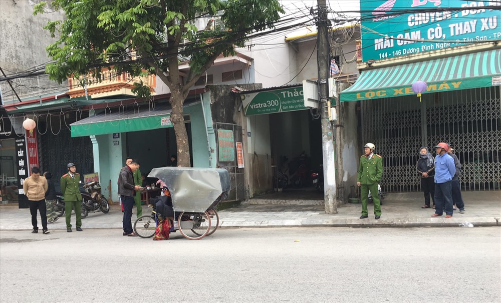Cơ quan chức năng tiến hành bảo vệ hiện trường, điều tra vụ việc. Ảnh: K.Đ