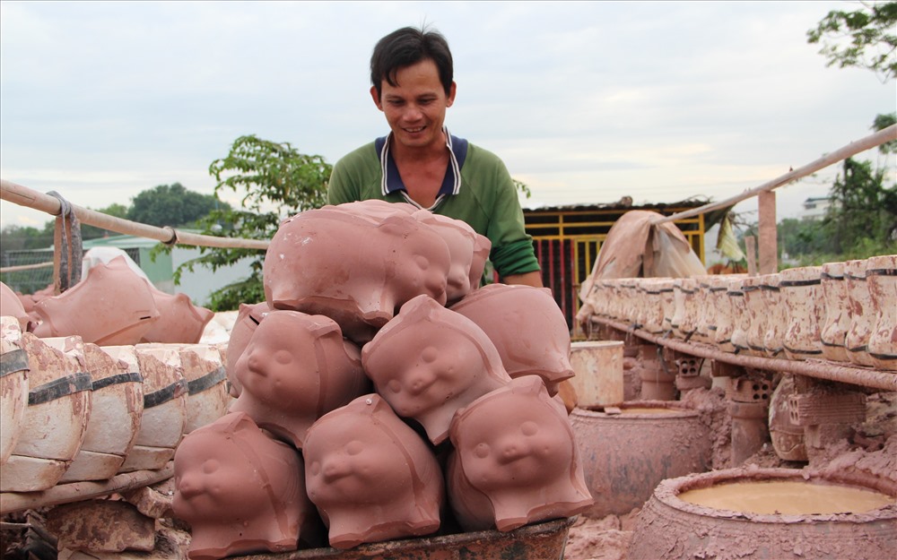 Những người thợ đưa heo đất vào lò nung.