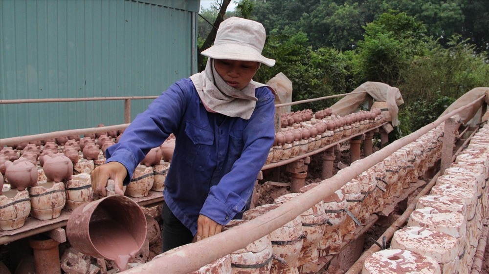 Sau đó đổ vào các khuôn hình heo đất.