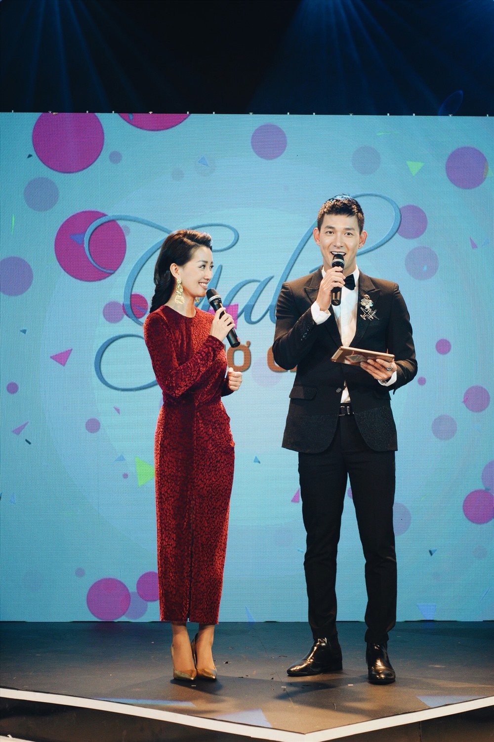 Bạn dẫn của Song Luân là nữ MC Quỳnh Chi. Chính Quỳnh Chi là người giúp đỡ, động viên nam diễn viên hoàn thành tốt nhiệm vụ dẫn chương trình.