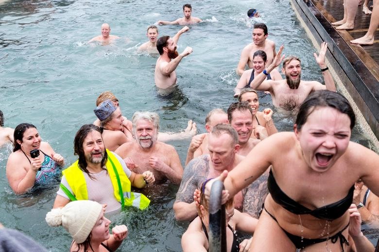 Mọi người tham gia lễ đón năm mới hàng năm tại bến cảng Copenhagen, Đan Mạch.