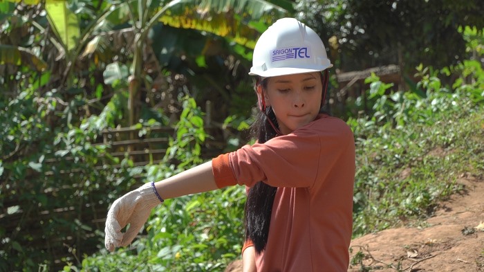 Hình ảnh Hoa hậu Tiểu Vy giản dị khi thực hiện dự án