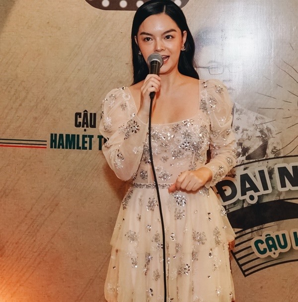 Phạm Quỳnh Anh diện váy ren nhẹ nhàng.
