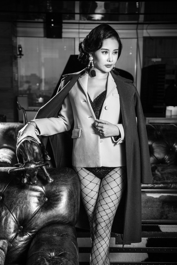 Bộ ảnh mới đầy táo bạo của Lê Âu Ngân Anh.