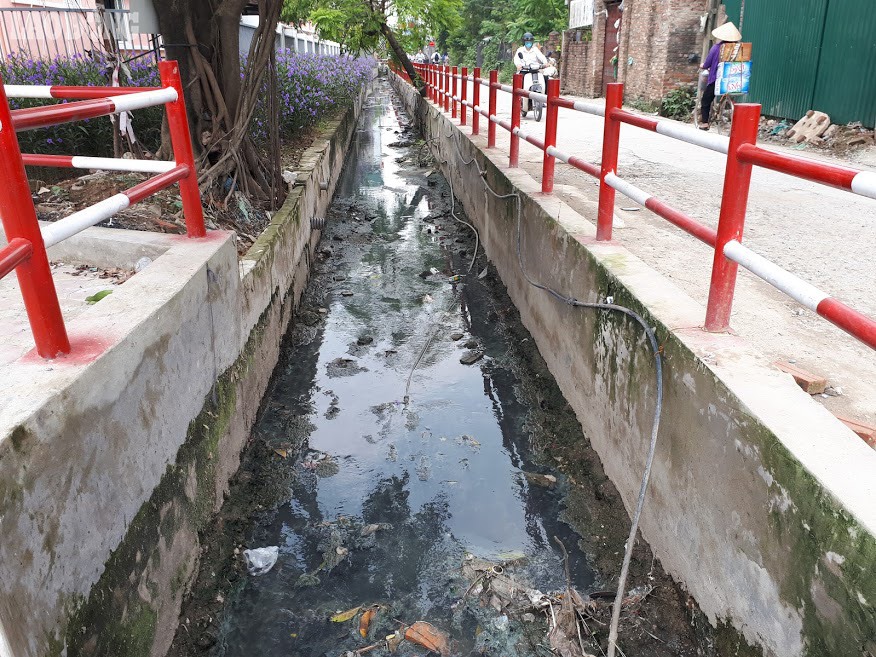 Mương nước đổi màu, ngập ngụa rác thải.