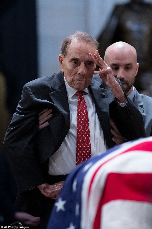Cựu Thượng nghị sĩ Bob Doletrước linh cữu cựu Tổng thống George H.W. Bush. Ảnh: AFP.