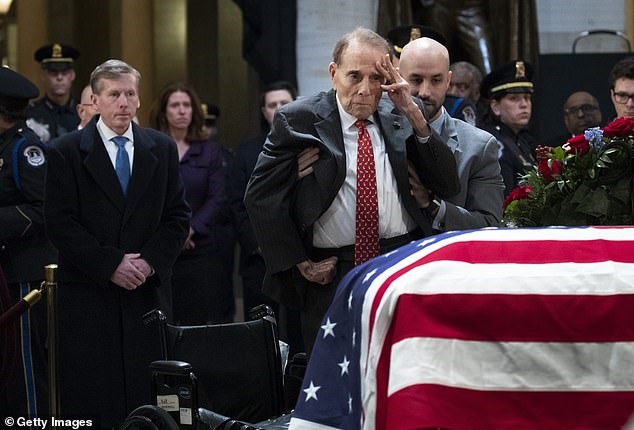 Cựu Thượng nghị sĩ Bob Doletrước linh cữu cựu Tổng thống George H.W. Bush. Ảnh: AFP.