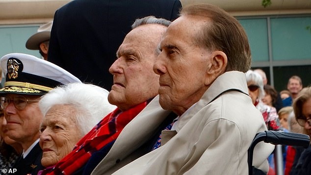 Những hình ảnh Cựu Thượng nghị sĩ Bob Dole và cựu Tổng thống George H.W. Bush. Ảnh: AP, Getty.