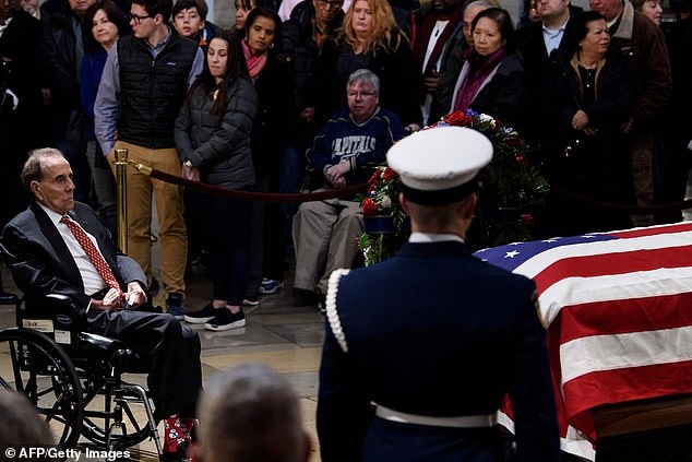 Cựu Thượng nghị sĩ Bob Doletrước linh cữu cựu Tổng thống George H.W. Bush. Ảnh: AFP.
