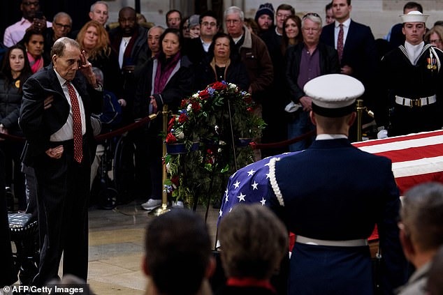 Cựu Thượng nghị sĩ Bob Doletrước linh cữu cựu Tổng thống George H.W. Bush. Ảnh: AFP.