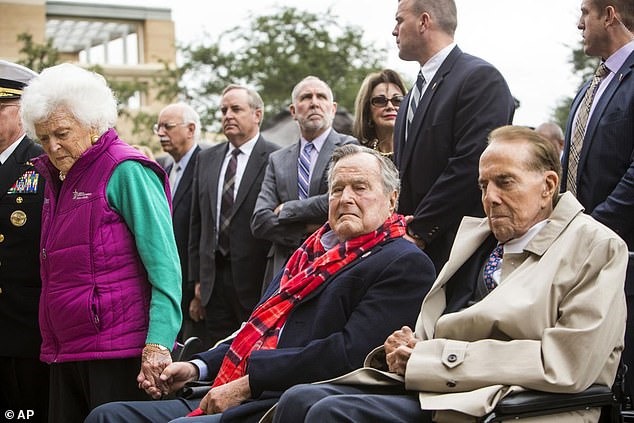 Những hình ảnh Cựu Thượng nghị sĩ Bob Dole và cựu Tổng thống George H.W. Bush. Ảnh: AP, Getty.
