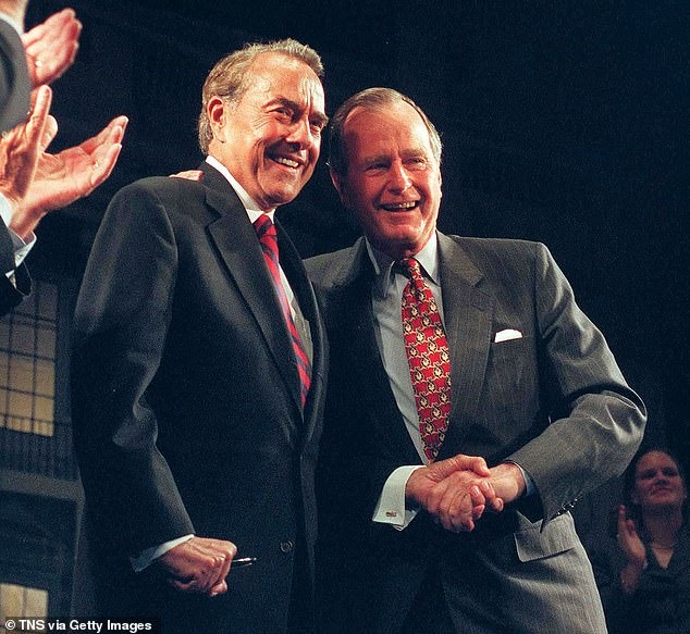 Những hình ảnh Cựu Thượng nghị sĩ Bob Dole và cựu Tổng thống George H.W. Bush. Ảnh: AP, Getty.