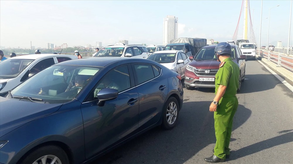 Vụ tai nạn khiến giao thông qua cầu bị ùn ứ.