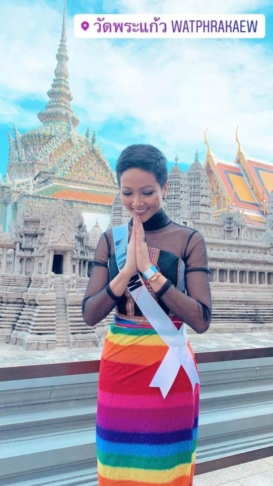 H'Hen Niê chọn trang phục kín đáo để phù hợp với buổi viếng cung điện trang nghiệm tại Thái Lan.