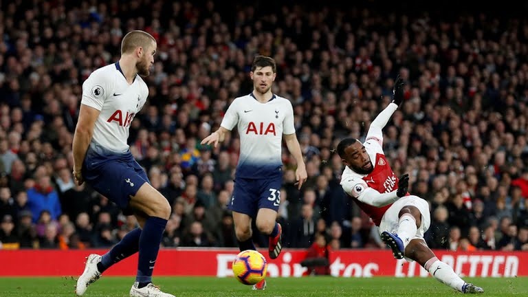 Lacazette (phải) cùng Aubameyang đang có phong độ cao. Ảnh: Reuters.