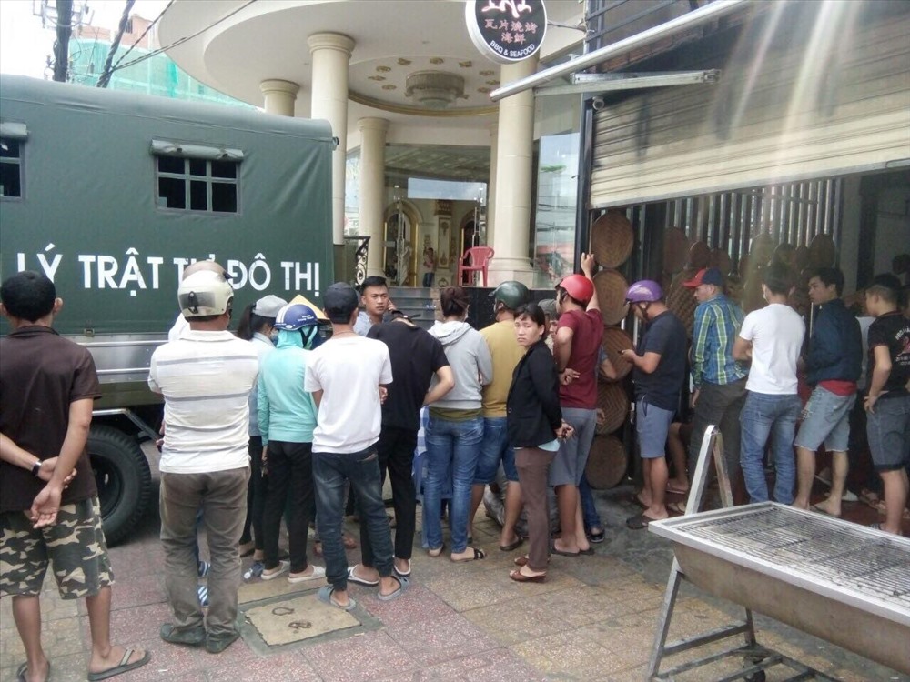 Nhiều người dân hiếu kỳ tập trung bên ngoài xem công an kiểm tra Karaoke Lyxury. Ảnh: PV