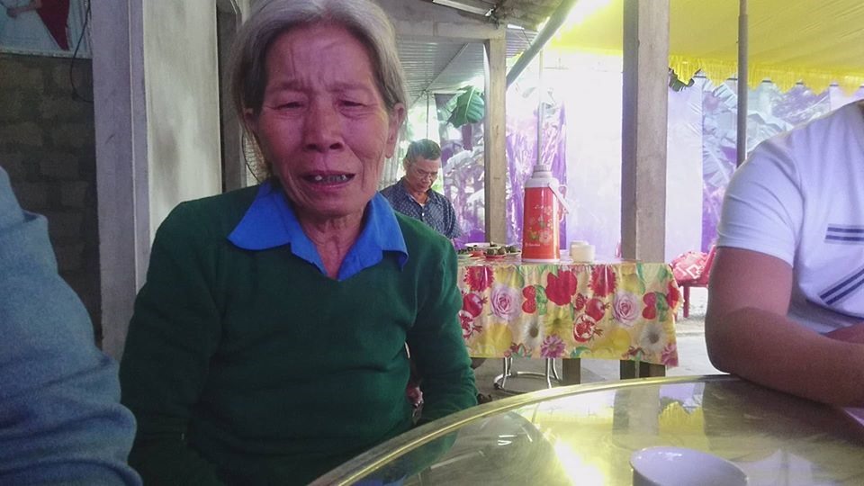 Bà Cái Thị Sa - mẹ sản phụ khóc nghẹn trước nỗi đau mất con. Ảnh: ND.