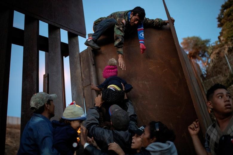 Quá trình xin tị nạn hợp pháp tại Mỹ có thể kéo dài nhiều tháng và đối với một số di dân, họ không thể chờ đợi thêm nữa, quyết định trèo hàng rào vượt biên trái phép. Ảnh: Reuters.