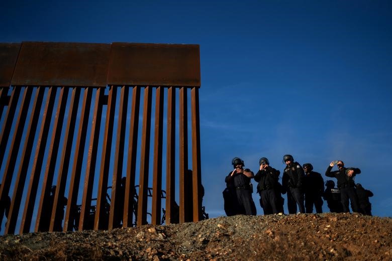 Các quan chức Mỹ quyết định giới hạn số lượng đơn đăng ký xin tị nạn tại các cửa khẩu trên tuyến biên giới Mexico, nhiều di dân từ Trung Mỹ tin rằng nếu họ vượt biên trái phép sẽ được giải quyết nhanh hơn. Hàng trăm người trong các đoàn người di cư từ các nước Nam Mỹ đã vượt biên từ Mexico vào Mỹ. Ảnh: Reuters.