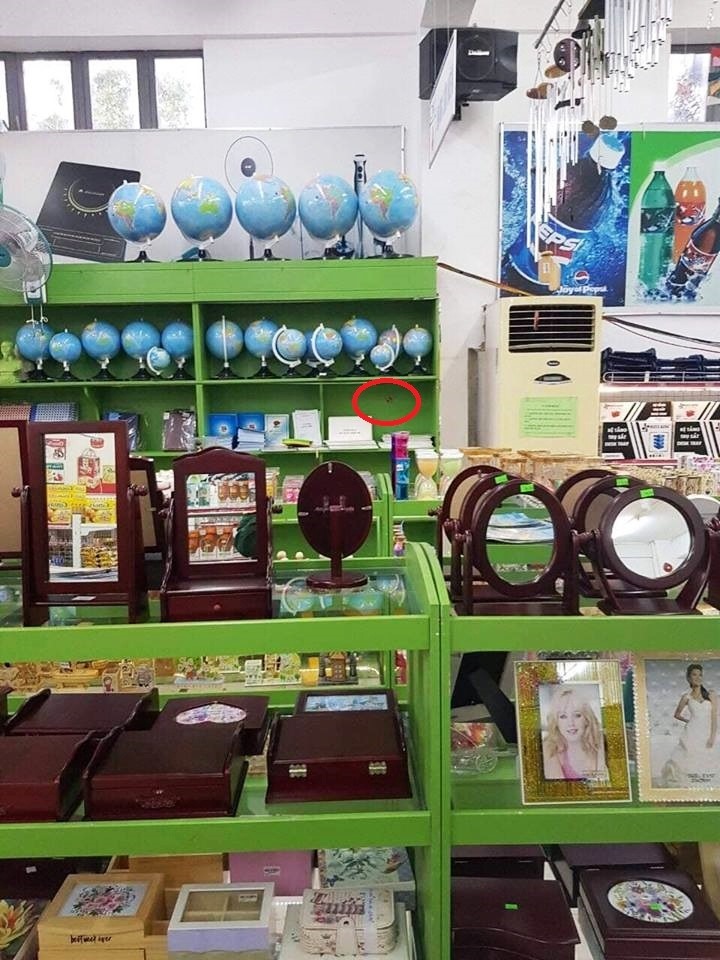 Tủ gỗ của siêu thị sát cạnh UBND phường Đoàn Kết bị vết đạn xuyên thủng (vòng tròn đỏ).