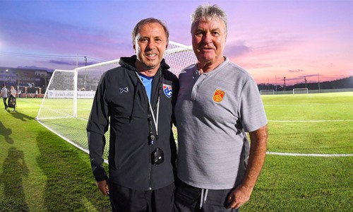 Guus Hiddink và HLV Rajevac chụp ảnh chung trên sân tập.
