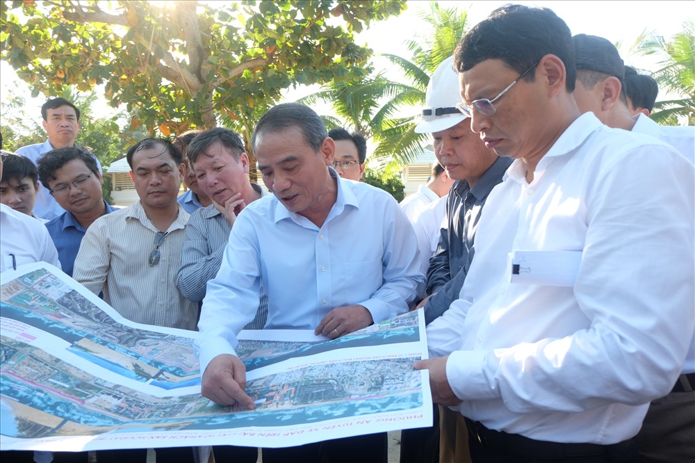 Bí thư Thành ủy Đà Nẵng Trương Quang Nghĩa kiểm tra mở lối xuống biển tại cuối đường Hồ Xuân Hương. Ảnh: Hoàng Vinh