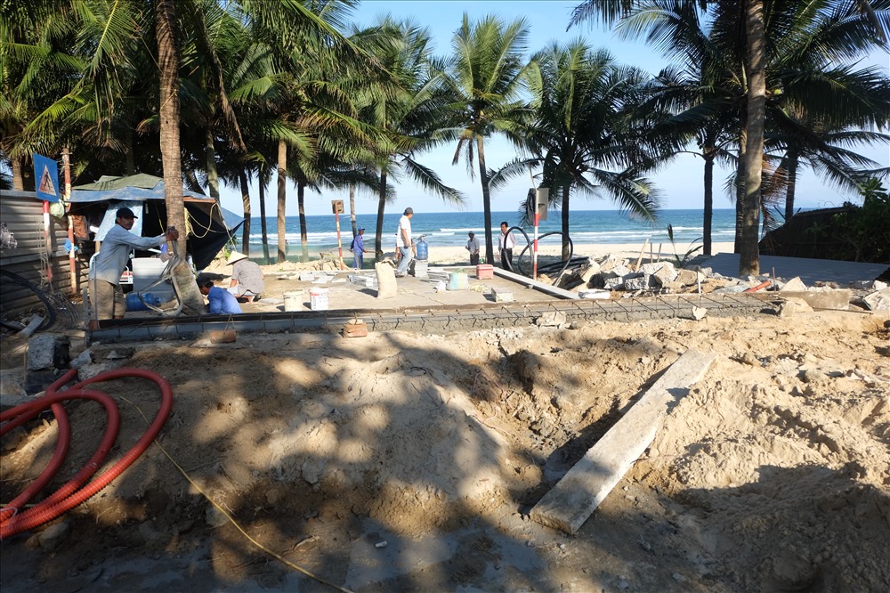 Lối đi bộ xuống biển ở cuối đường Hồ Xuân Hương đang được thi công. Ảnh: Hoàng Vinh