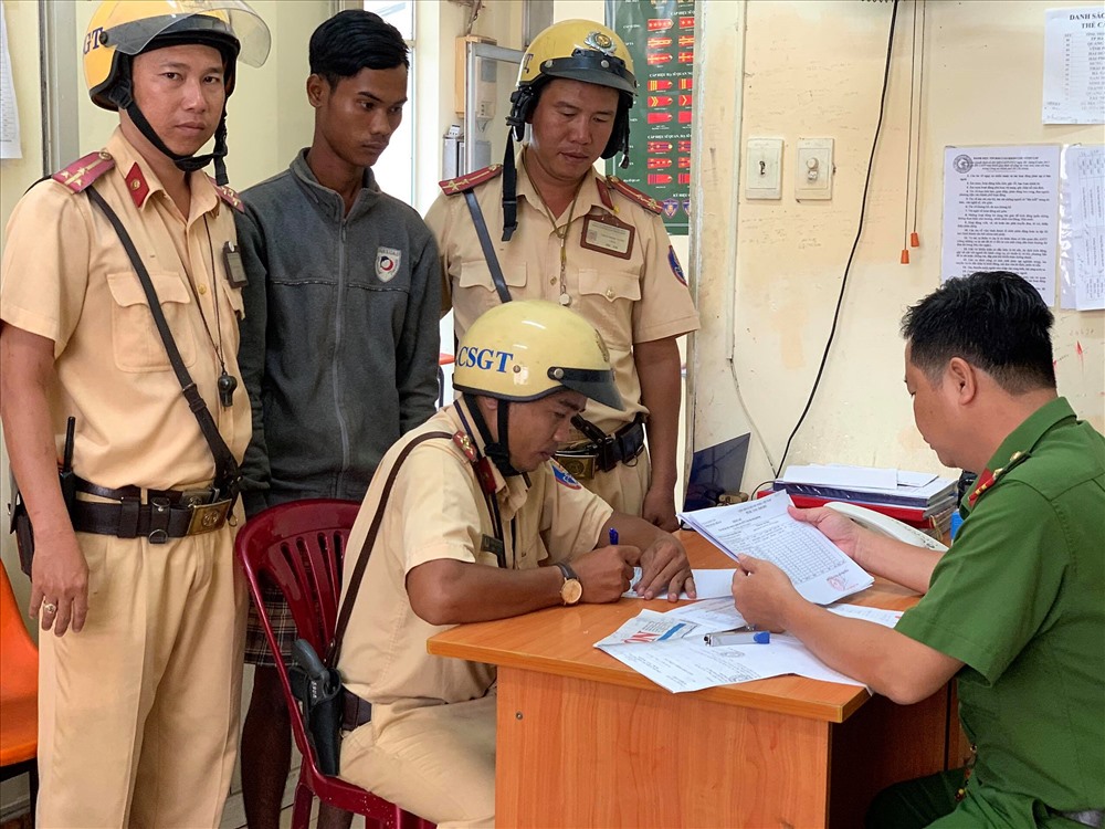 CSGT bàn giao đối tượng Đon cùng chiếc xe tang vật cho Công an phường Bình trị Đông B tiếp tục điều tra theo thẩm quyền.