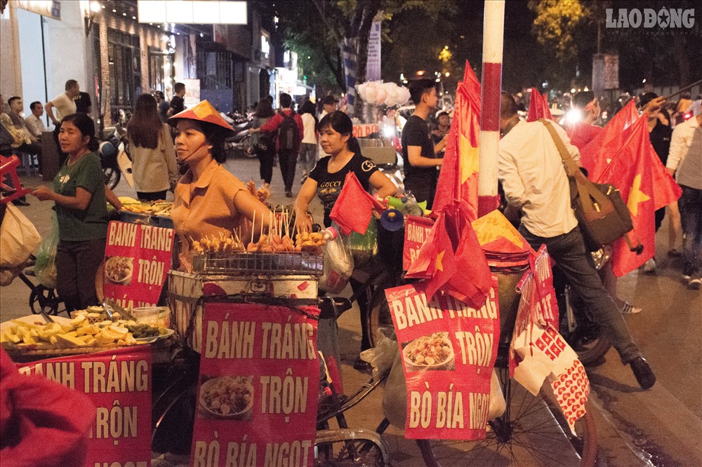 Trên những tuyến đường đổ về trung tâm thành phố, xuất hiện nhiều điểm bán hàng ăn vặt.
