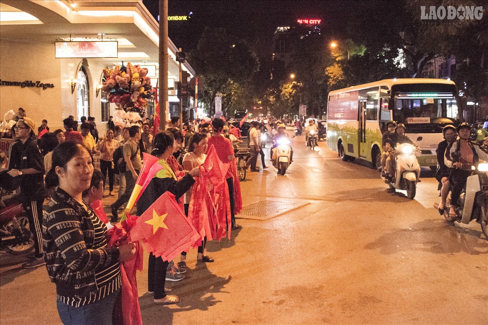 Người dân mang cờ, băng rôn... bán cho cổ động viên.