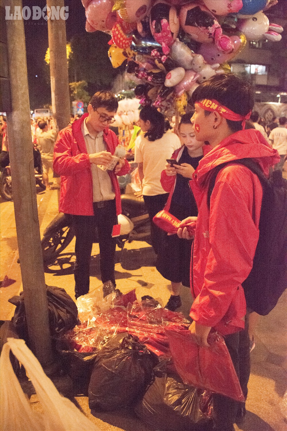 Nhiều sinh viên cũng tận dụng thời cơ nhập hàng đi bán kiếm thêm th nhập.