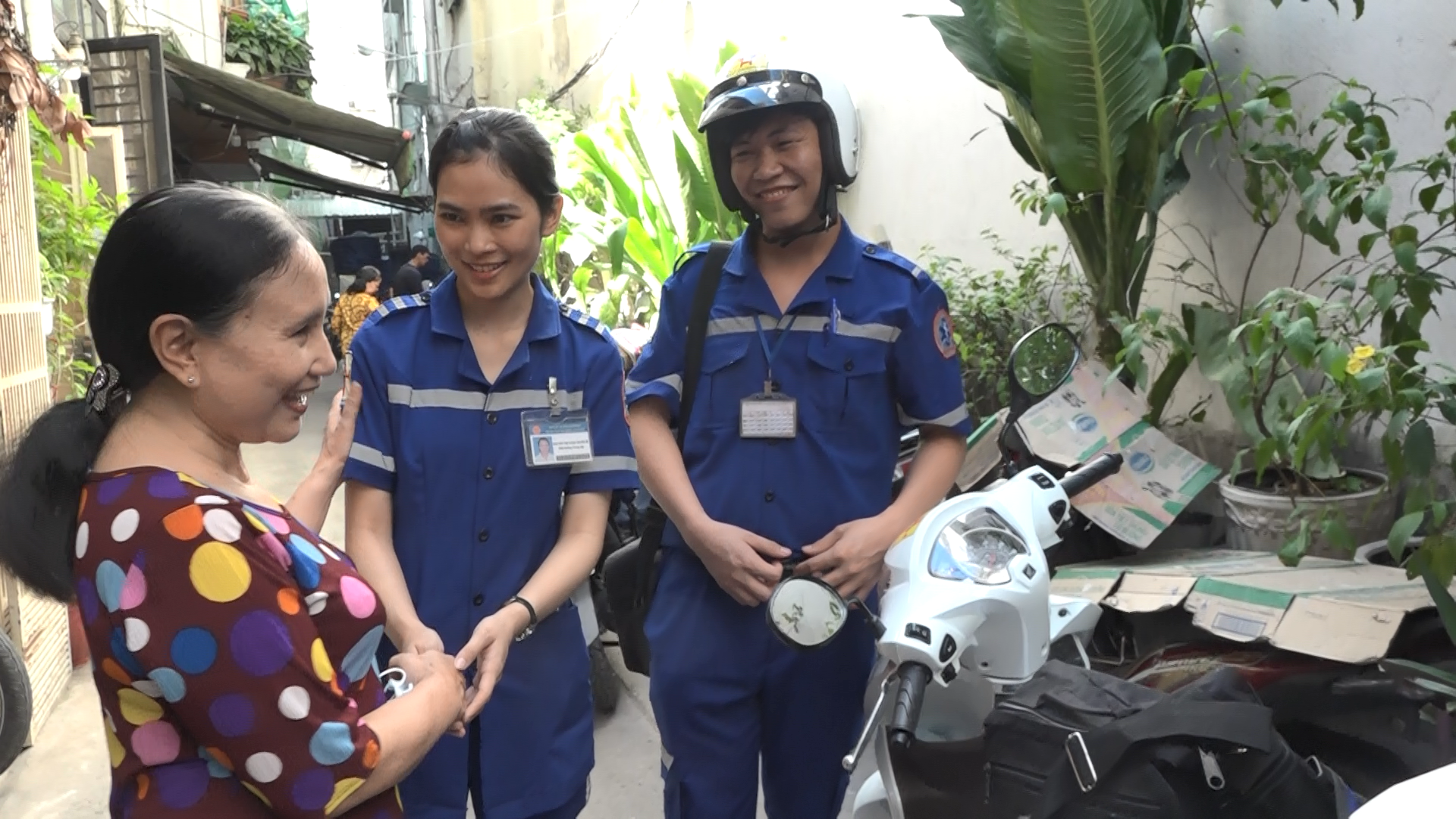 Người dân vui khi bệnh nhân được tiếp cận với các bác sĩ cấp cứu bằng xe hai bánh