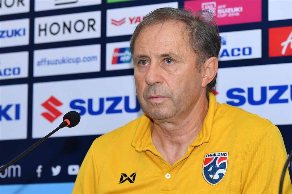 HLV Rajevac đã định thay cầu thủ đá penalty. Ảnh AFF