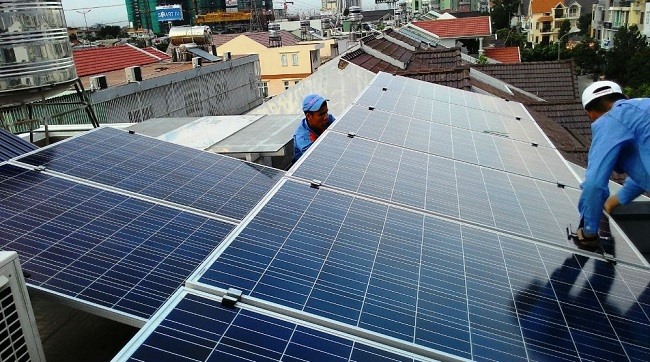 Vì chi phí lắp đặt cao và ngành điện chưa hoàn chỉnh thủ tục mua bán điện nên chưa thú hút được nhiều người dân dùng điện mặt trời.