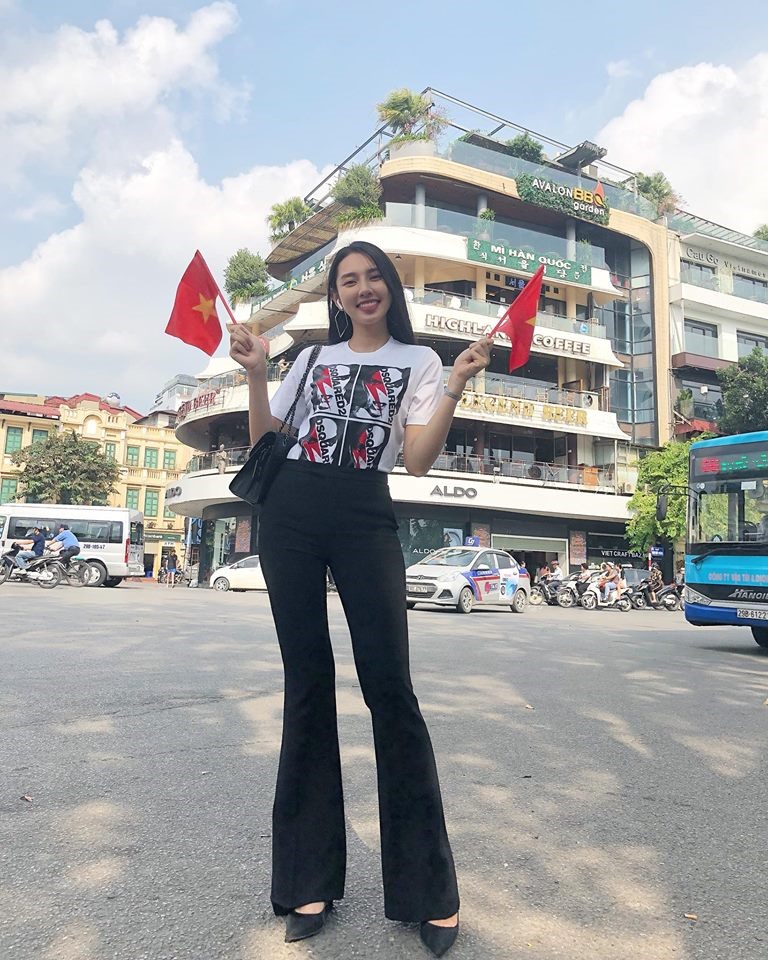 Người đẹp nhân ái Thuỳ Tiên không quên tận dụng thời gian ở Hà Nội để trực tiếp cổ vũ đội tuyển quốc gia.