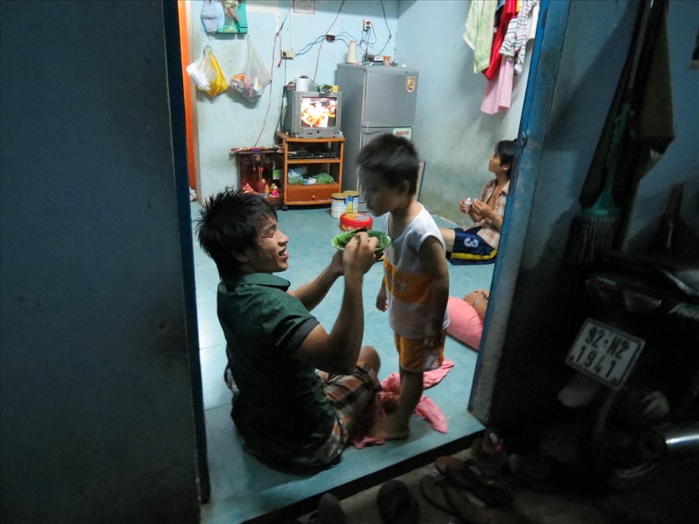 Người thuê trọ thường hạn chế sử dụng các thiết bị điện để tiết kiệm tiền điện - Ảnh: L.T