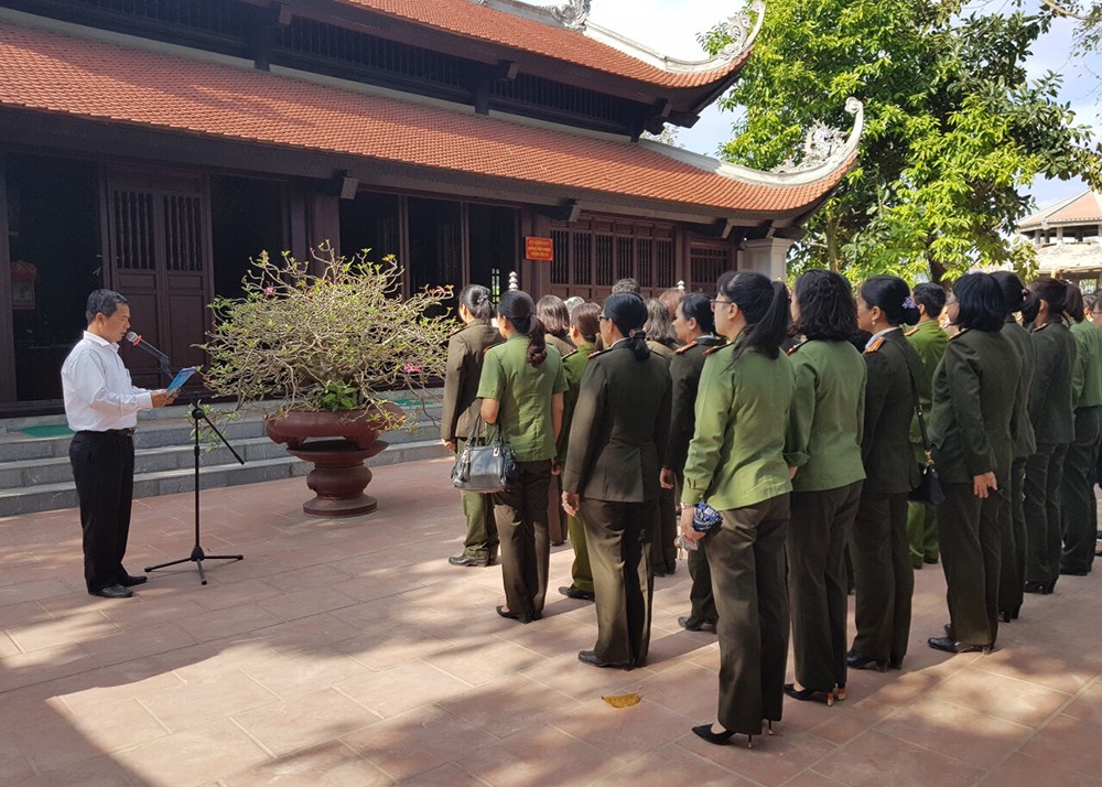 Đoàn dâng hương tại đền thờ lãnh tụ Nguyễn Đức Cảnh. Ảnh: PMT.
