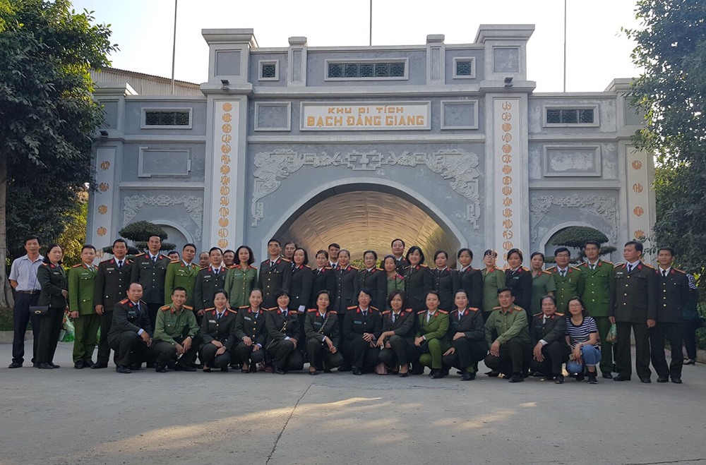 Đoàn cũng có buổi sinh hoạt chính trị tại khu di tích Bạch Đằng Giang.