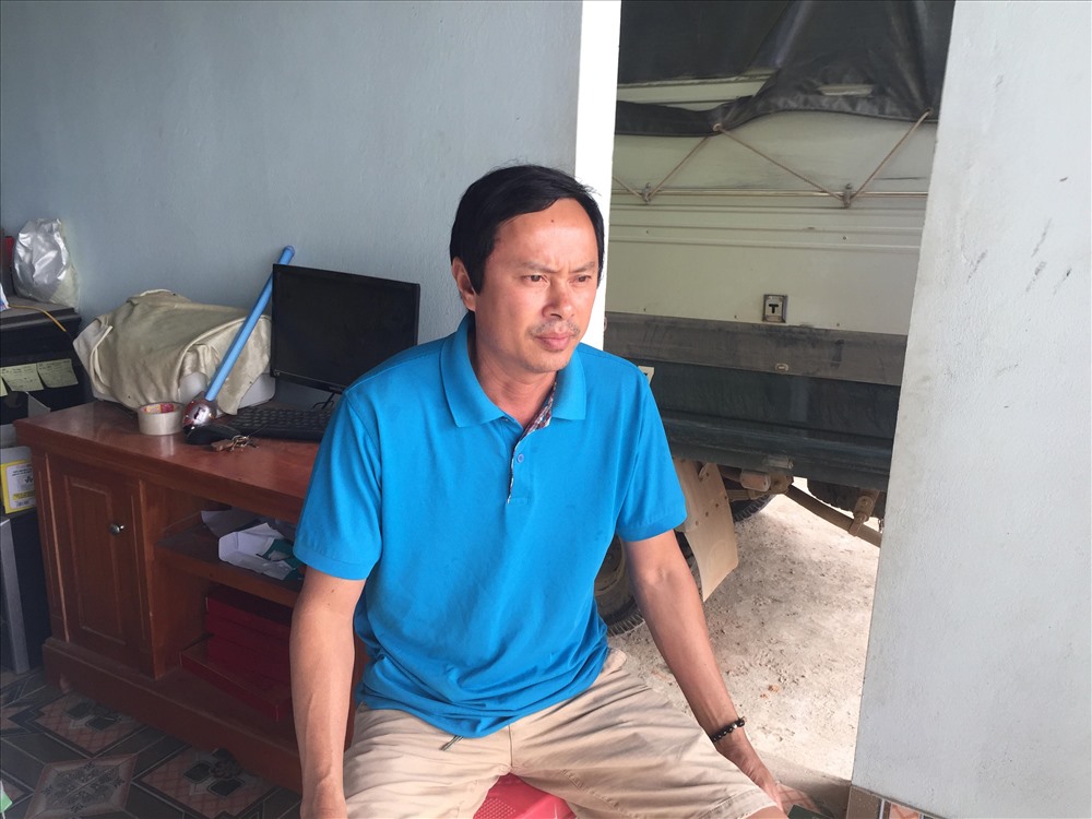 Anh Nhật (bác của Đức) rất mong chờ được xem trận đấu. Ảnh: Viễn Chinh
